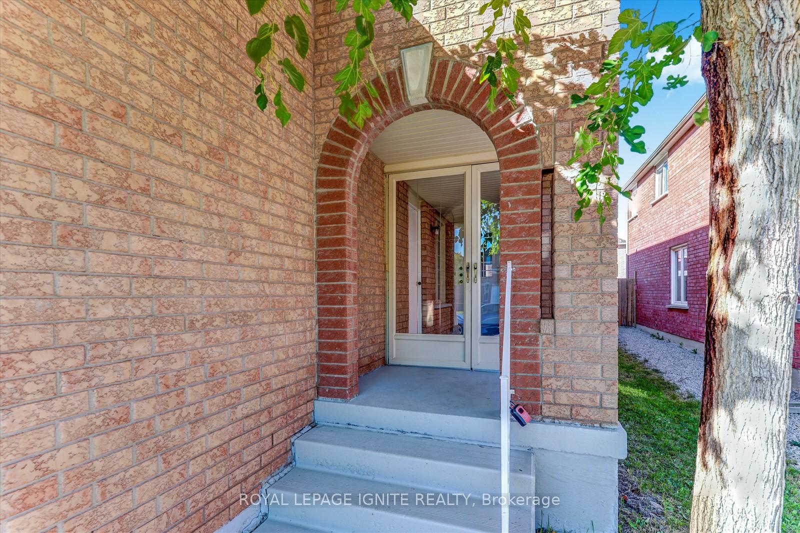 Photo 3 of 218 Sophia Road, Markham, Middlefield — HOMEH