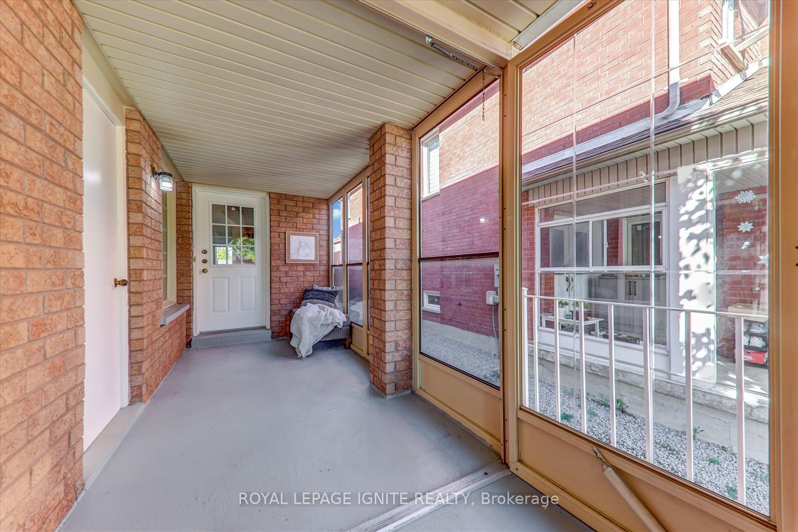 Photo 4 of 218 Sophia Road, Markham, Middlefield — HOMEH