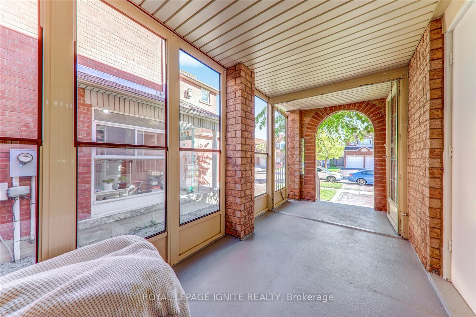Photo 5 of 218 Sophia Road, Markham, Middlefield — HOMEH
