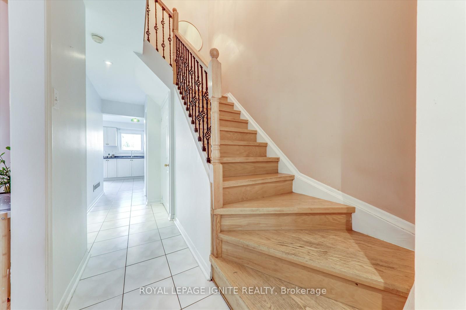 Photo 7 of 218 Sophia Road, Markham, Middlefield — HOMEH