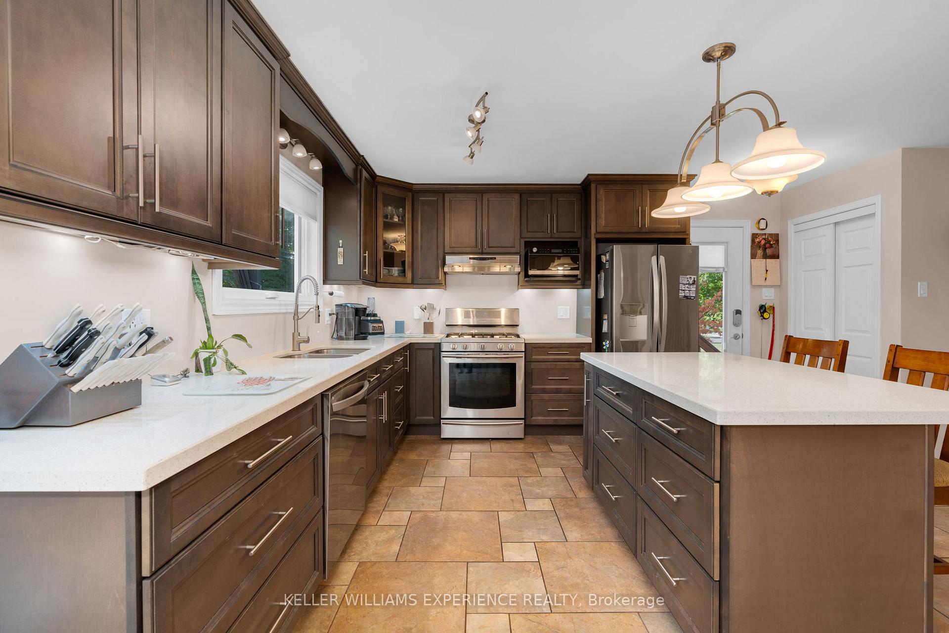 Photo 3 of 2049 Mountbatten Avenue, Innisfil, Alcona — HOMEH