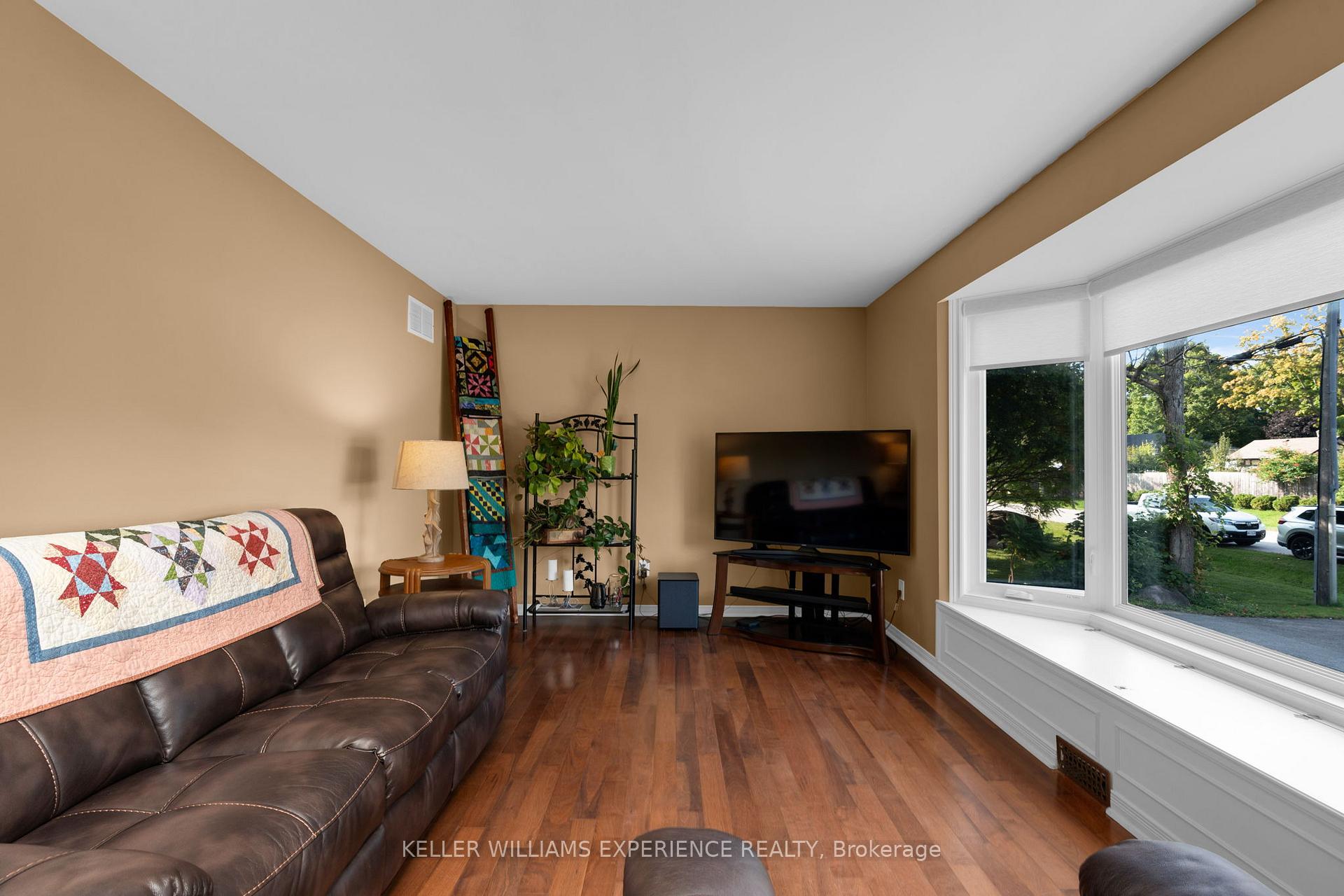 Photo 4 of 2049 Mountbatten Avenue, Innisfil, Alcona — HOMEH