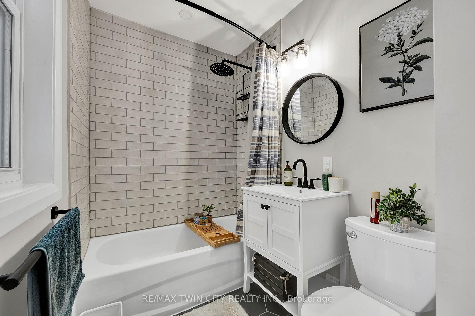 Photo 15 of 604 Guelph Street, Kitchener — HOMEH