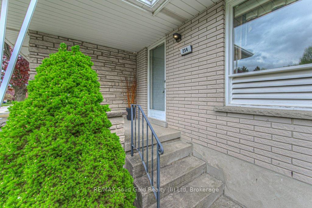 Photo 2 of 254 Village Road, Kitchener — HOMEH