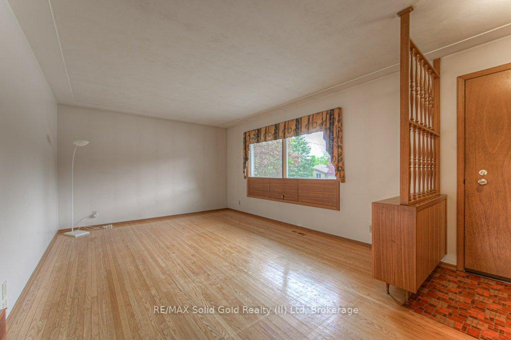 Photo 5 of 254 Village Road, Kitchener — HOMEH