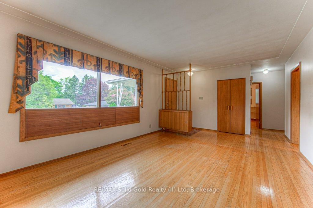 Photo 7 of 254 Village Road, Kitchener — HOMEH