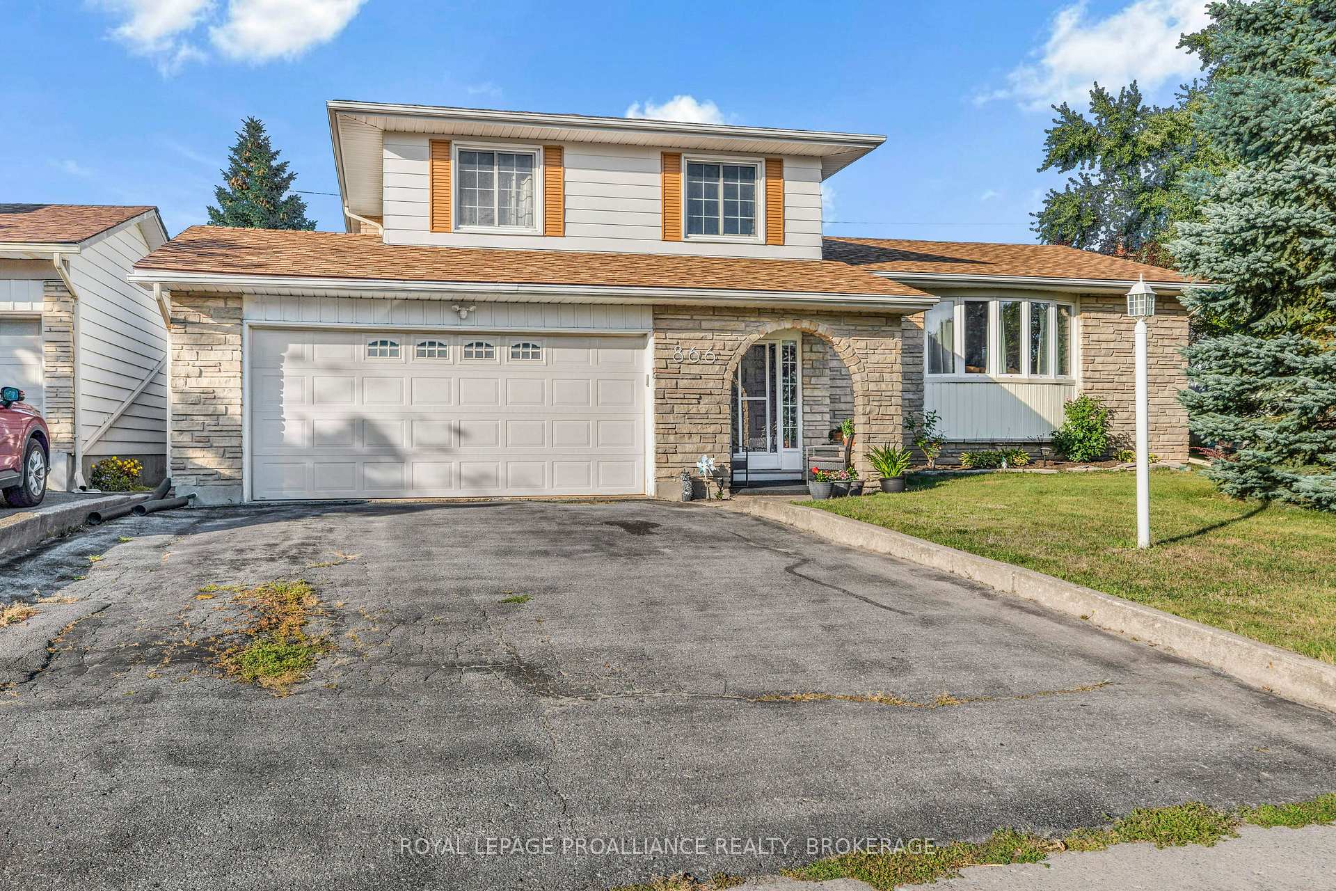 Photo 1 of 866 Pembridge Crescent, Kingston, South of Taylor-Kidd Blvd — HOMEH
