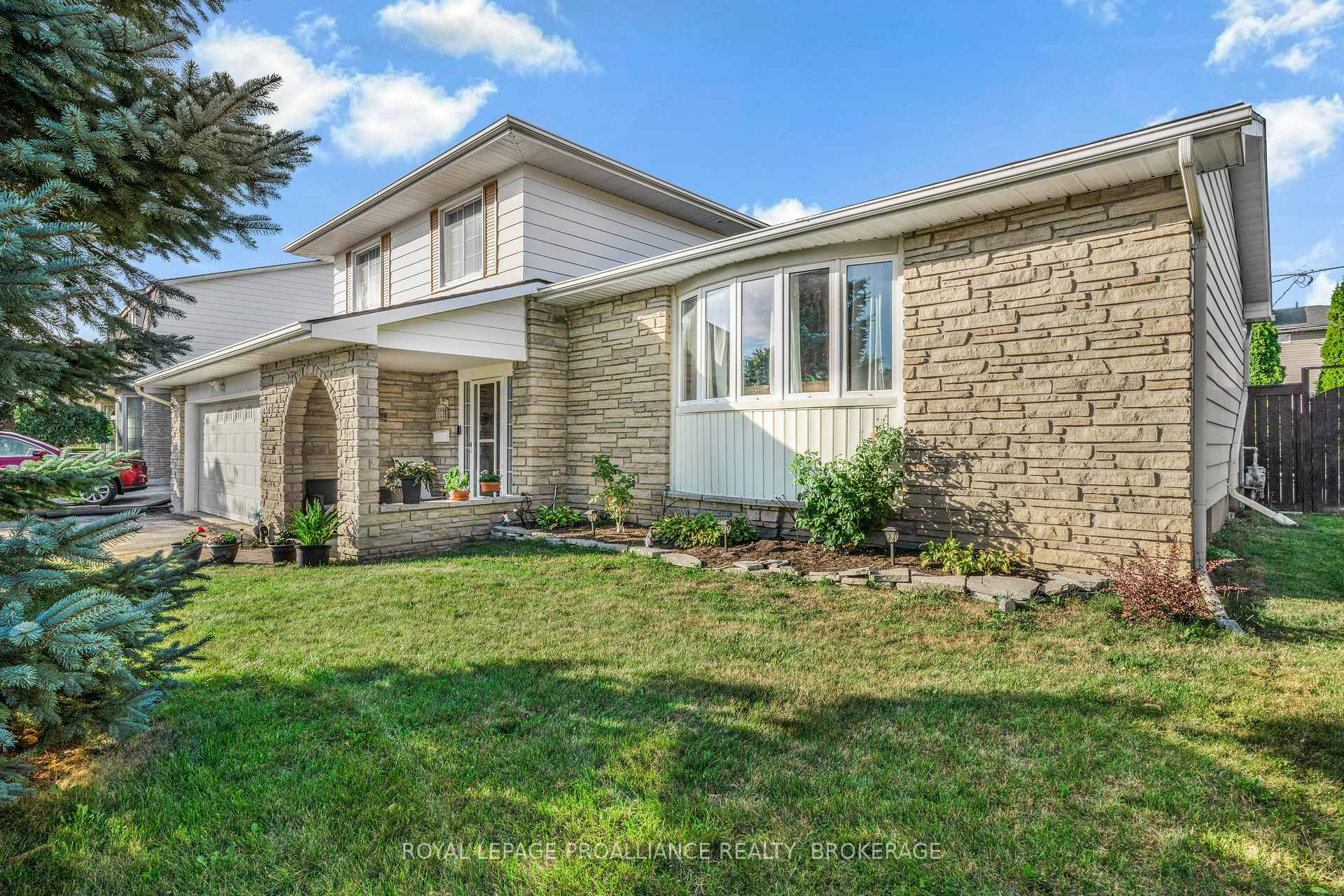 Photo 3 of 866 Pembridge Crescent, Kingston, South of Taylor-Kidd Blvd — HOMEH