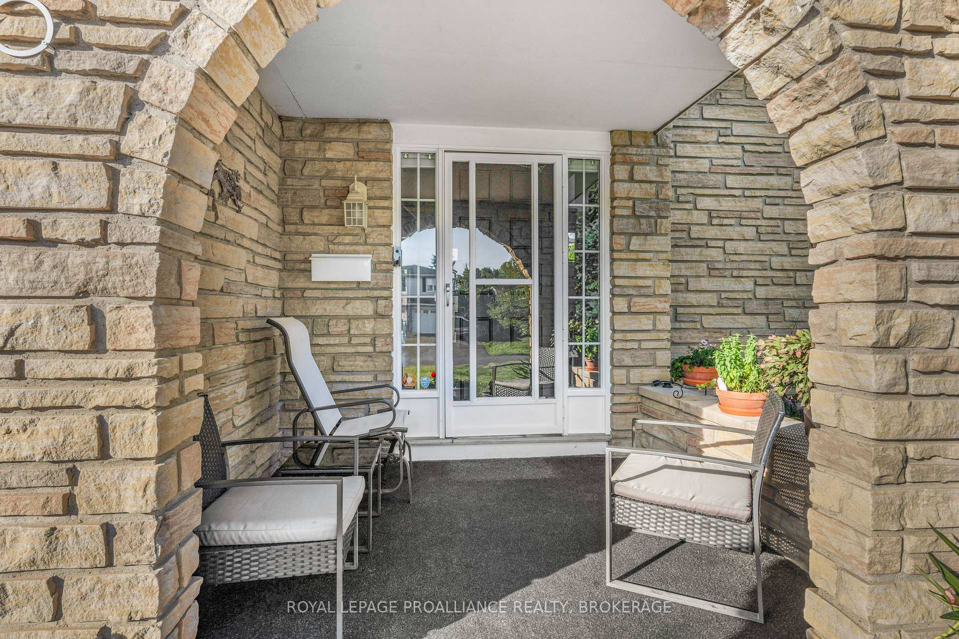 Photo 4 of 866 Pembridge Crescent, Kingston, South of Taylor-Kidd Blvd — HOMEH
