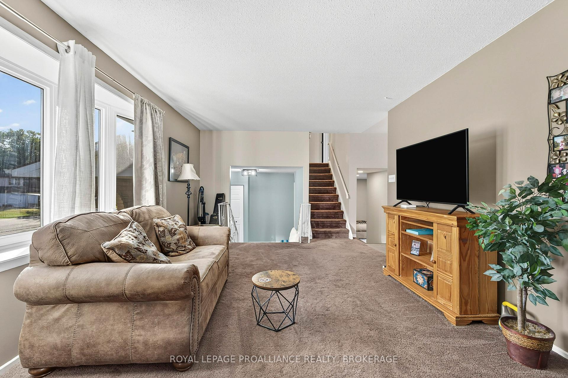 Photo 7 of 866 Pembridge Crescent, Kingston, South of Taylor-Kidd Blvd — HOMEH
