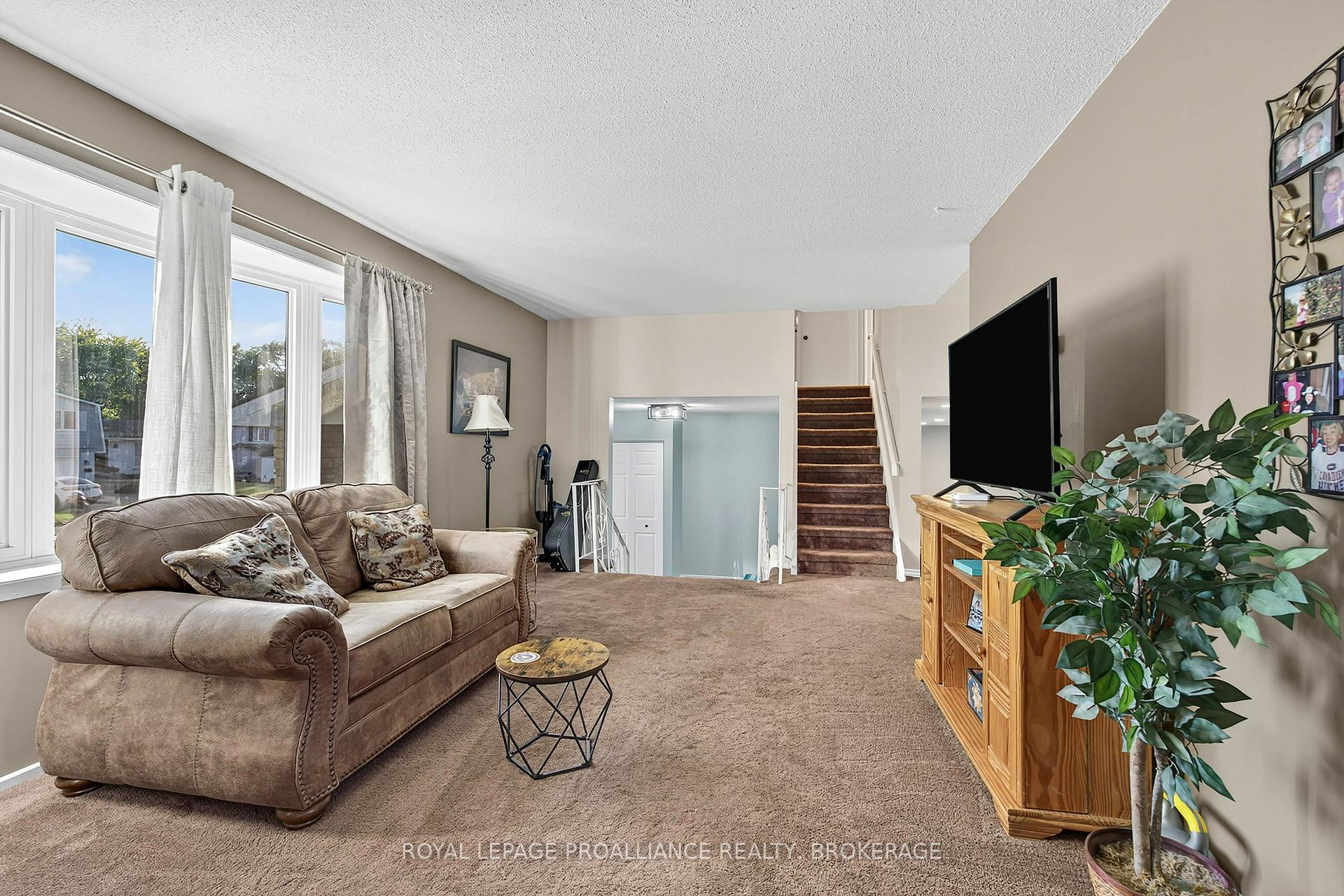 Photo 10 of 866 Pembridge Crescent, Kingston, South of Taylor-Kidd Blvd — HOMEH