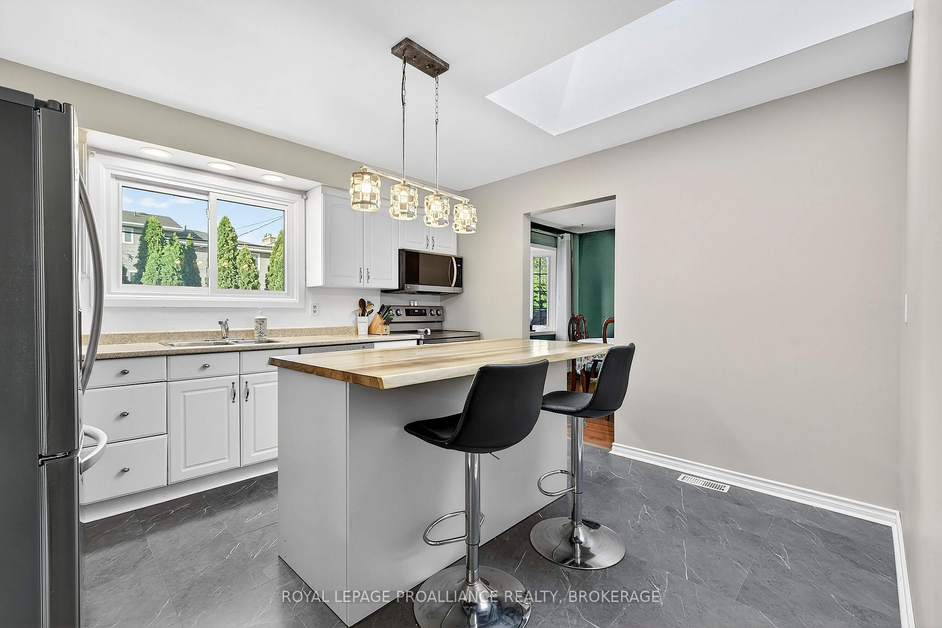 Photo 11 of 866 Pembridge Crescent, Kingston, South of Taylor-Kidd Blvd — HOMEH