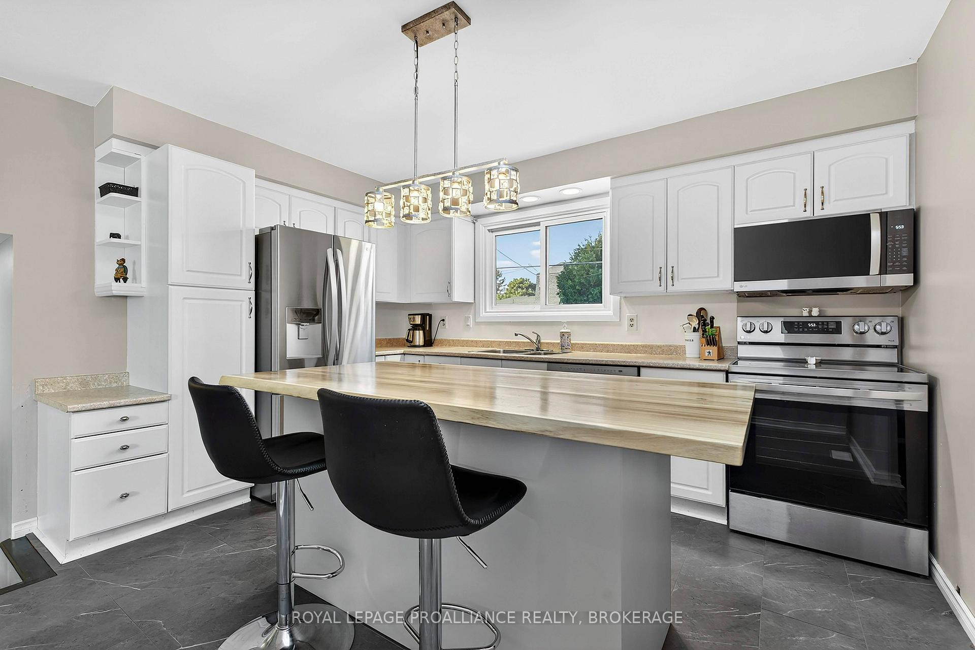 Photo 12 of 866 Pembridge Crescent, Kingston, South of Taylor-Kidd Blvd — HOMEH