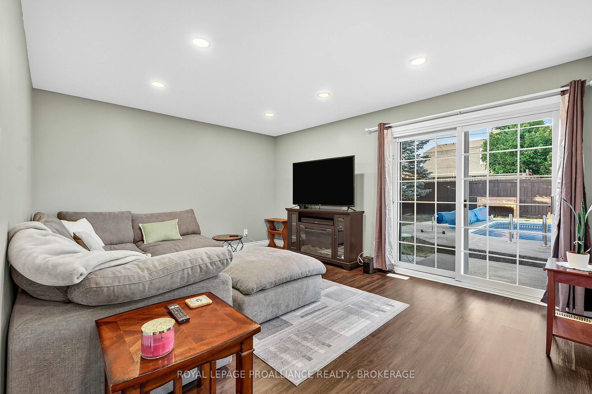 Photo 14 of 866 Pembridge Crescent, Kingston, South of Taylor-Kidd Blvd — HOMEH