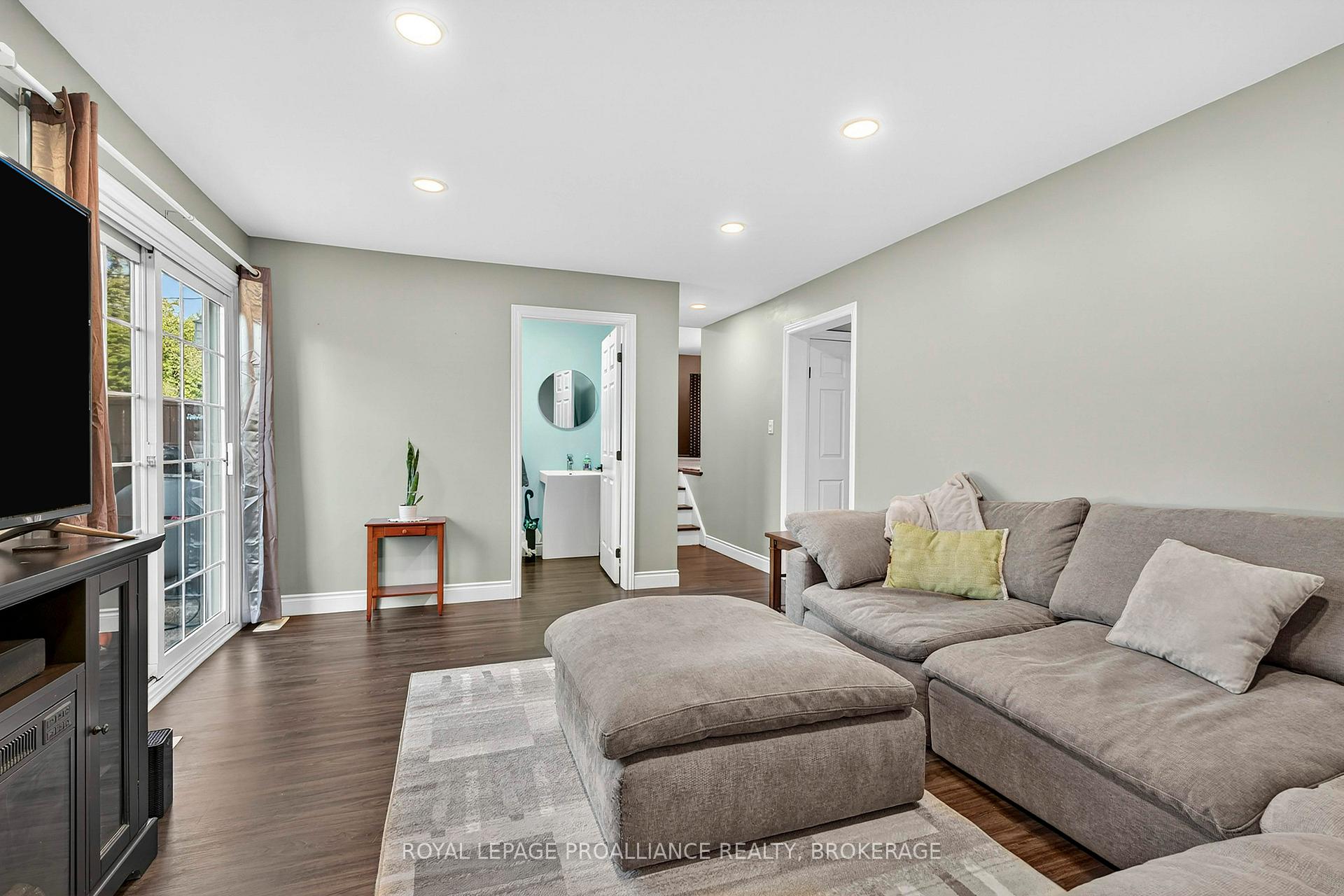 Photo 16 of 866 Pembridge Crescent, Kingston, South of Taylor-Kidd Blvd — HOMEH