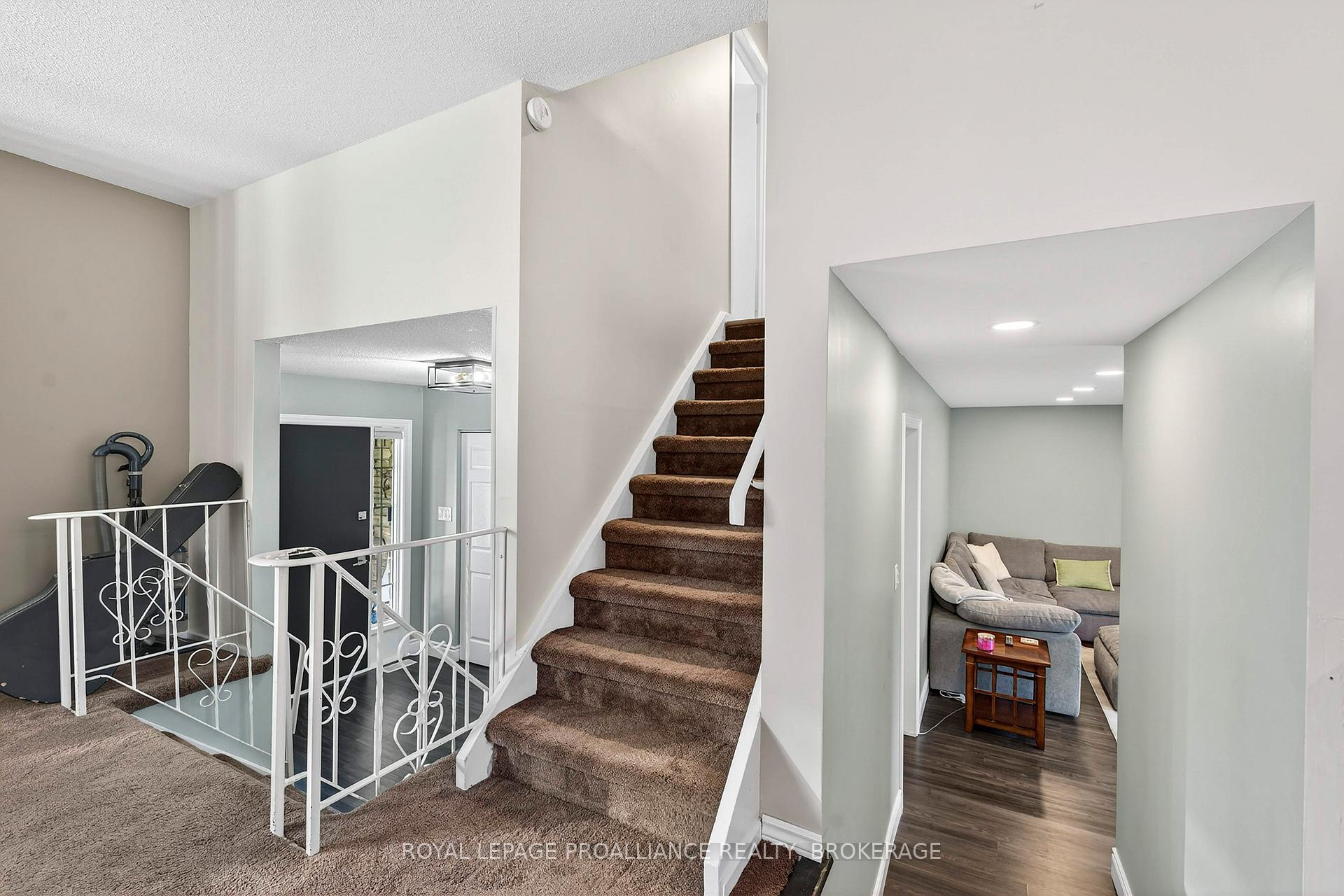 Photo 18 of 866 Pembridge Crescent, Kingston, South of Taylor-Kidd Blvd — HOMEH