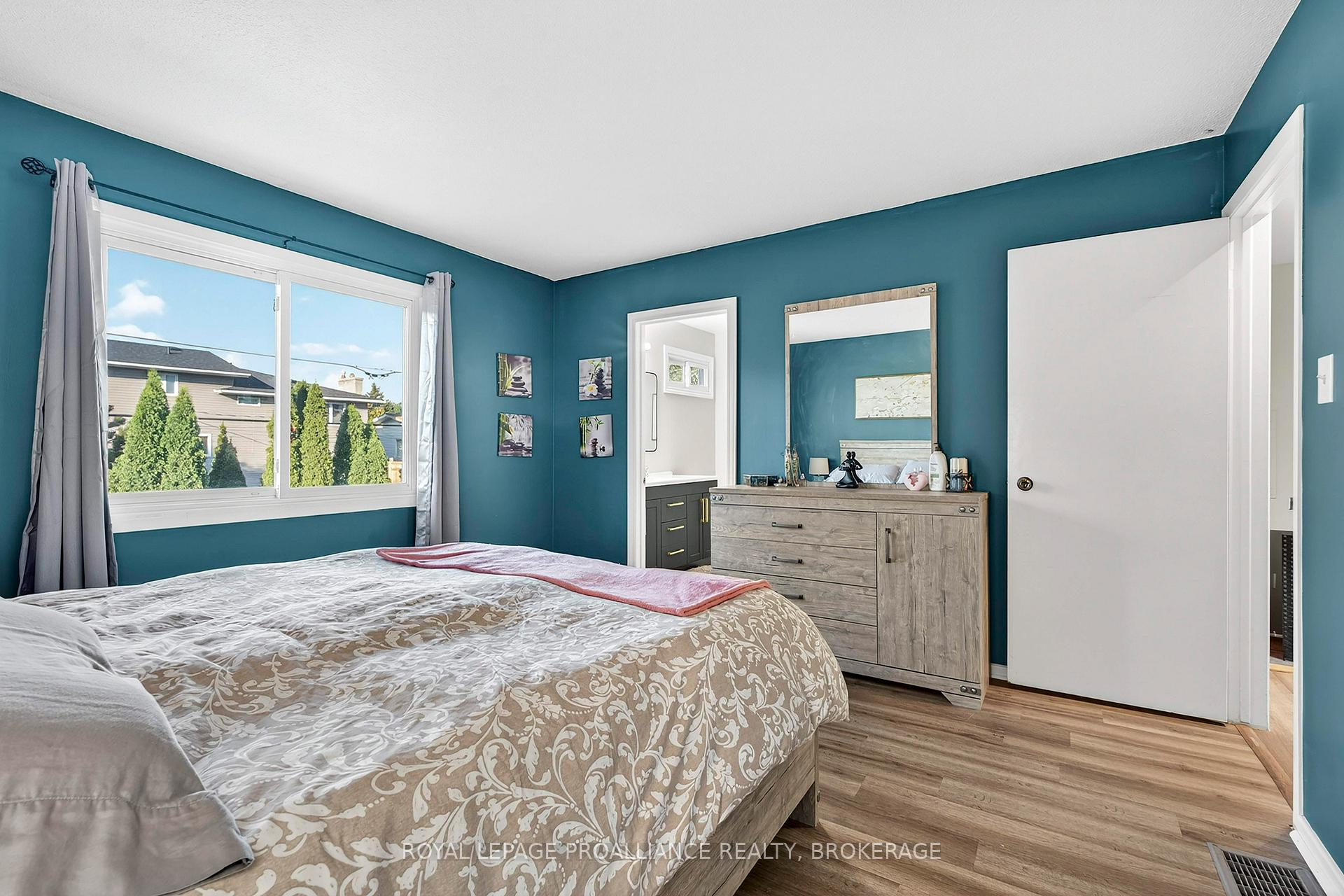 Photo 20 of 866 Pembridge Crescent, Kingston, South of Taylor-Kidd Blvd — HOMEH