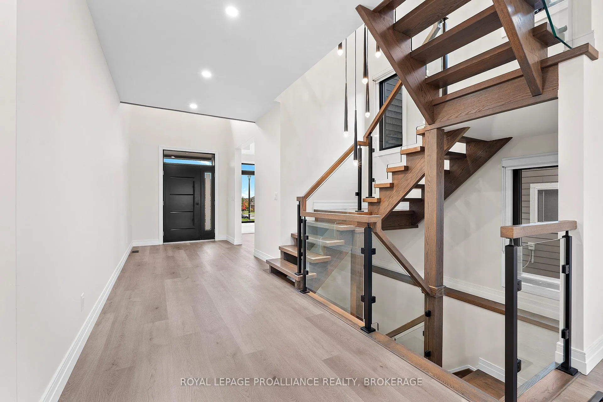 Photo 5 of 832 Windermere Drive, Kingston, City Northwest — HOMEH