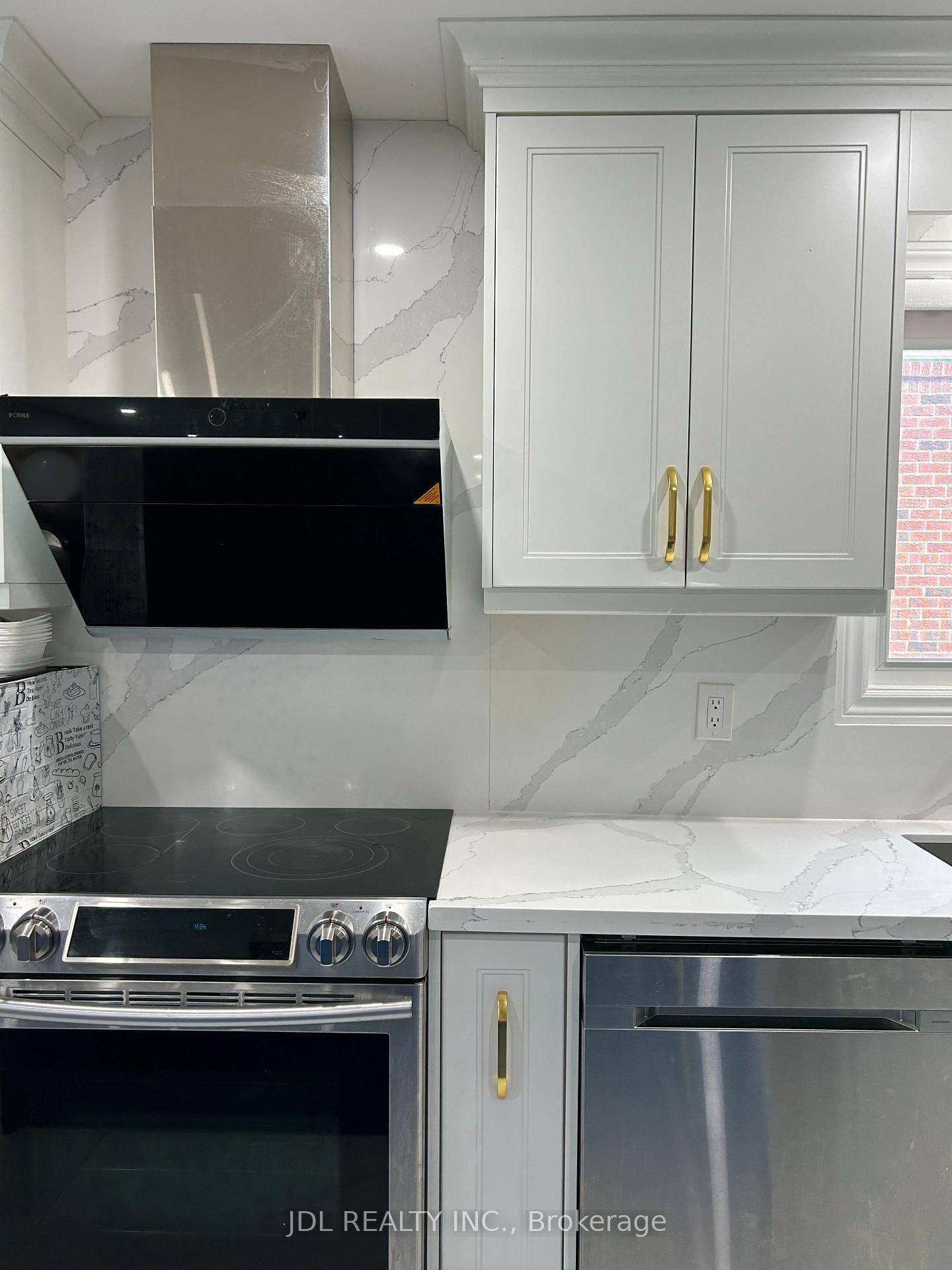 Photo 6 of Unit Unit A, 19 Prince Edward Blvd, Markham, Thornhill — HOMEH