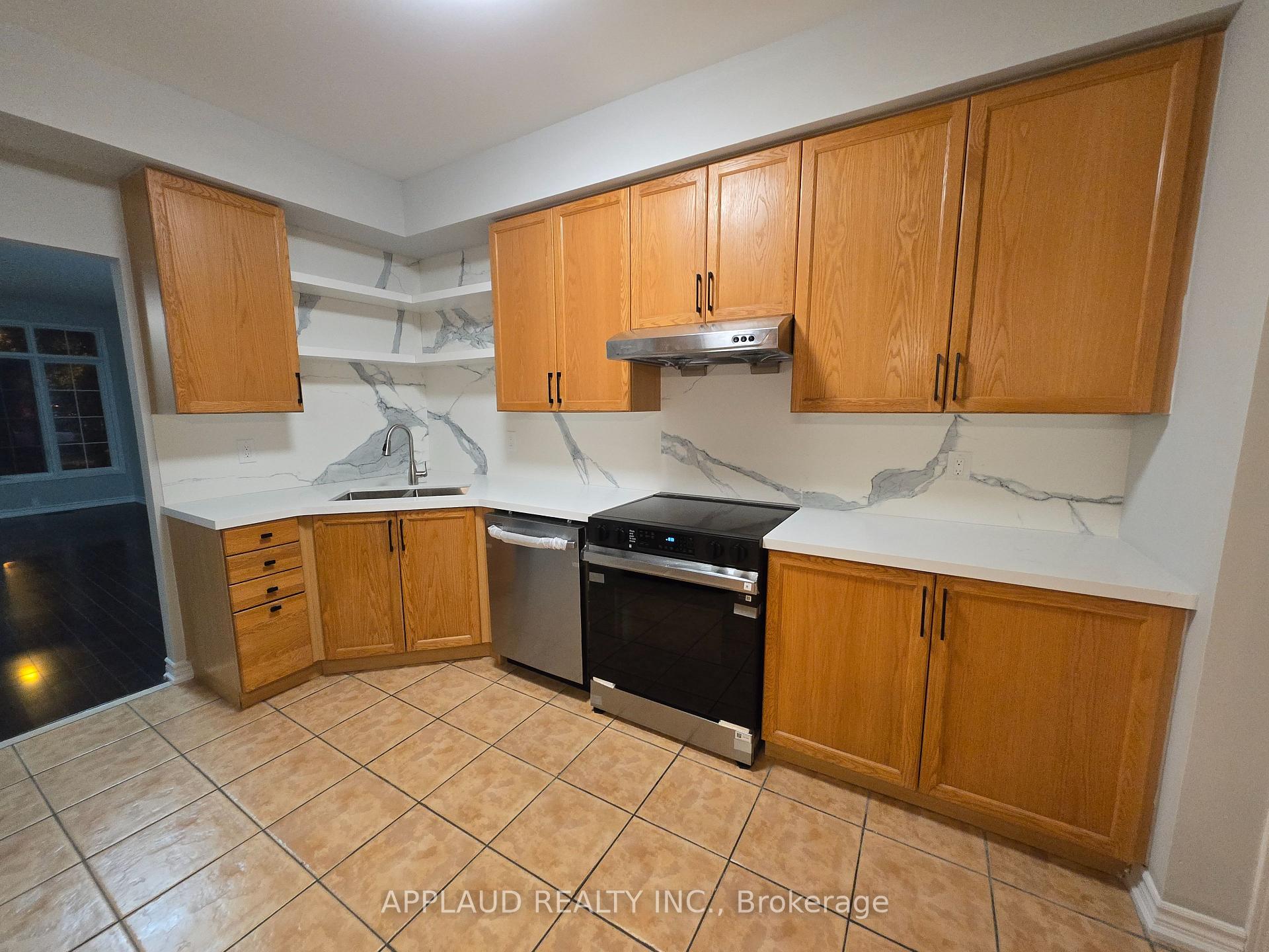 Photo 4 of 27 Bur Oak Avenue, Markham, Berczy — HOMEH