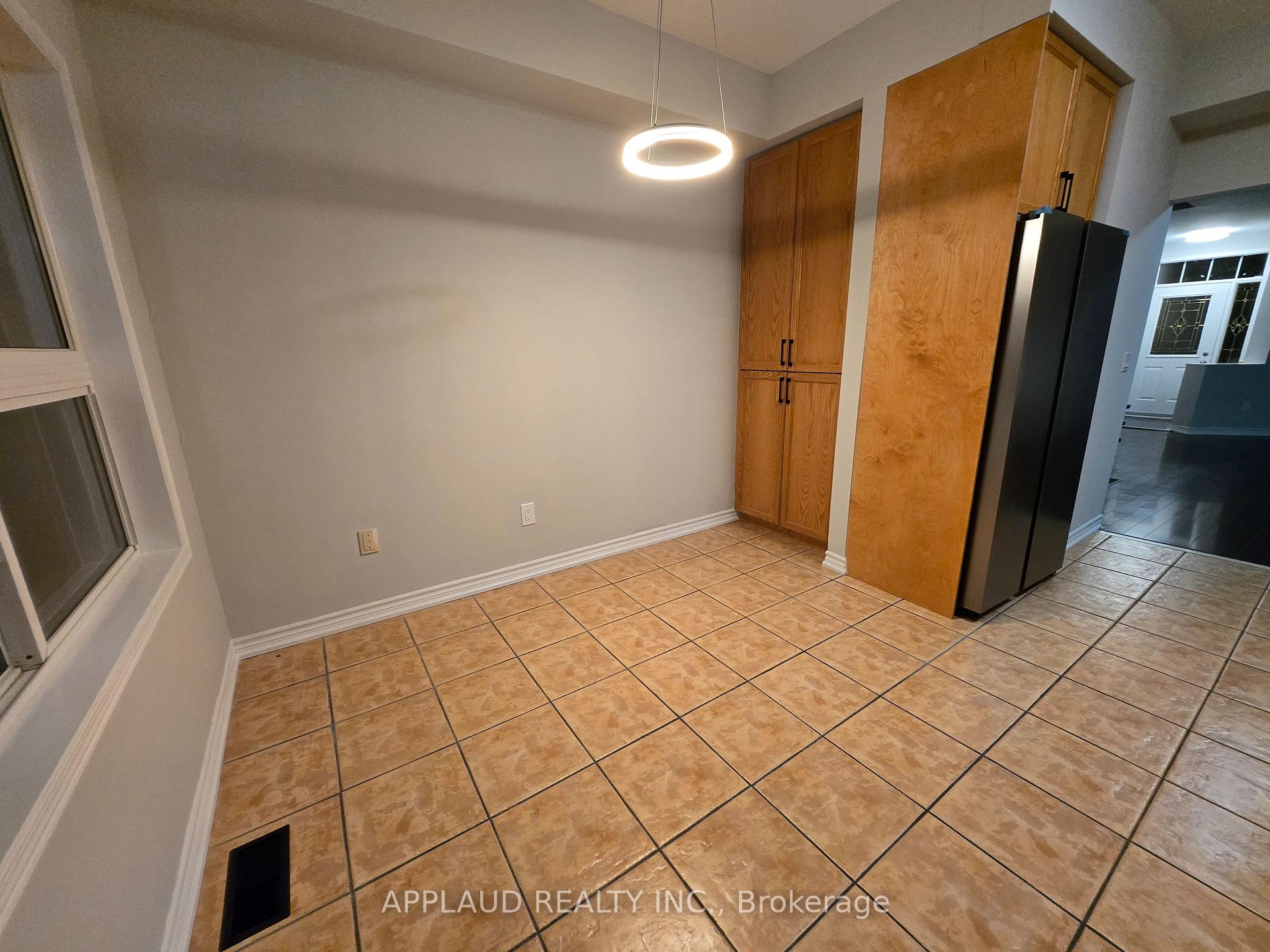 Photo 5 of 27 Bur Oak Avenue, Markham, Berczy — HOMEH