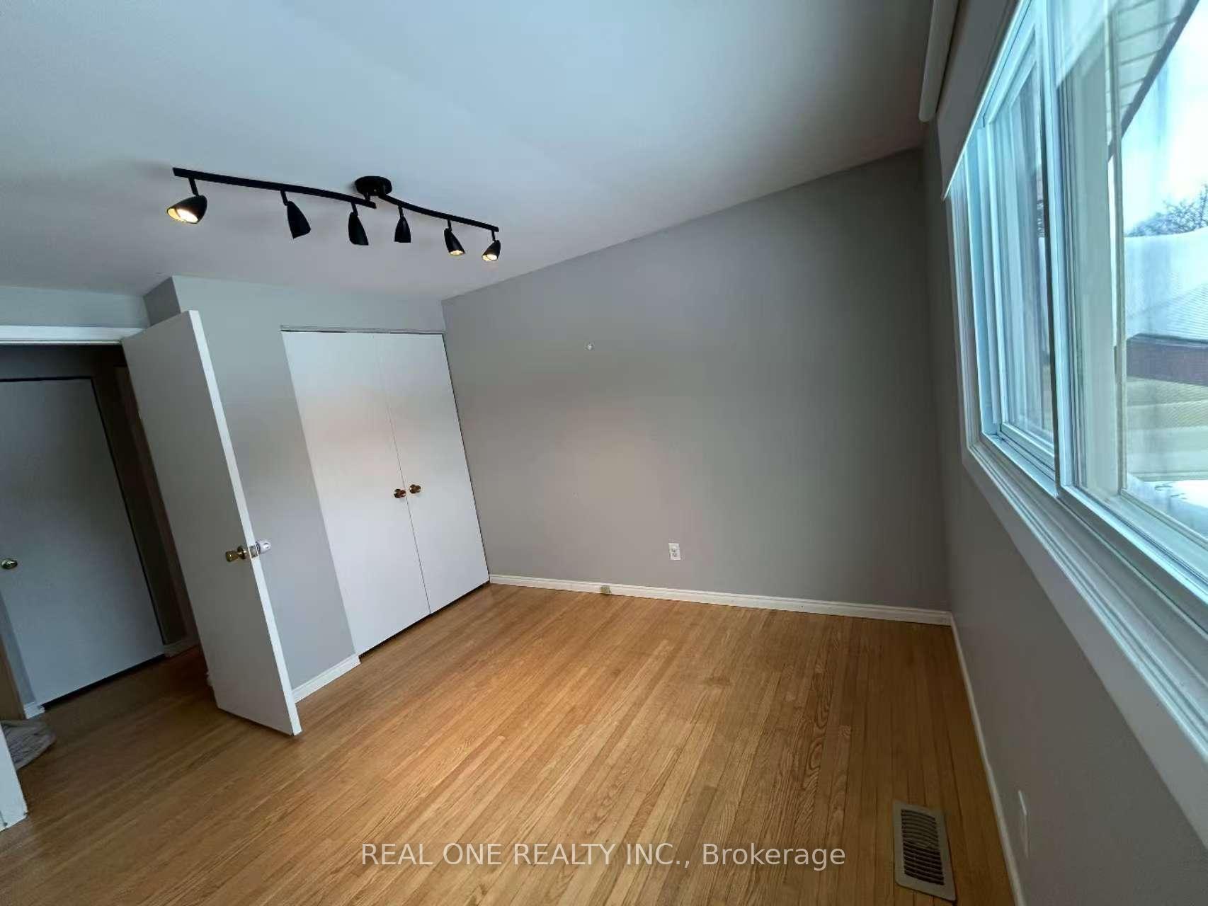 Photo 11 of 45 Inwood Drive, Kitchener, Westmount - Kitchener — HOMEH