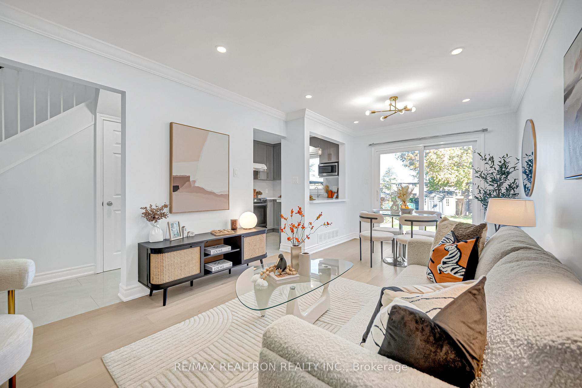 Photo 2 of 33 Chichester Road, Markham, Milliken Mills East — HOMEH