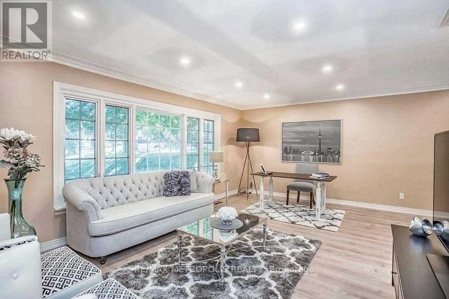 Photo 4 of 14 Strathroy Crescent, Markham, Markham Village — HOMEH