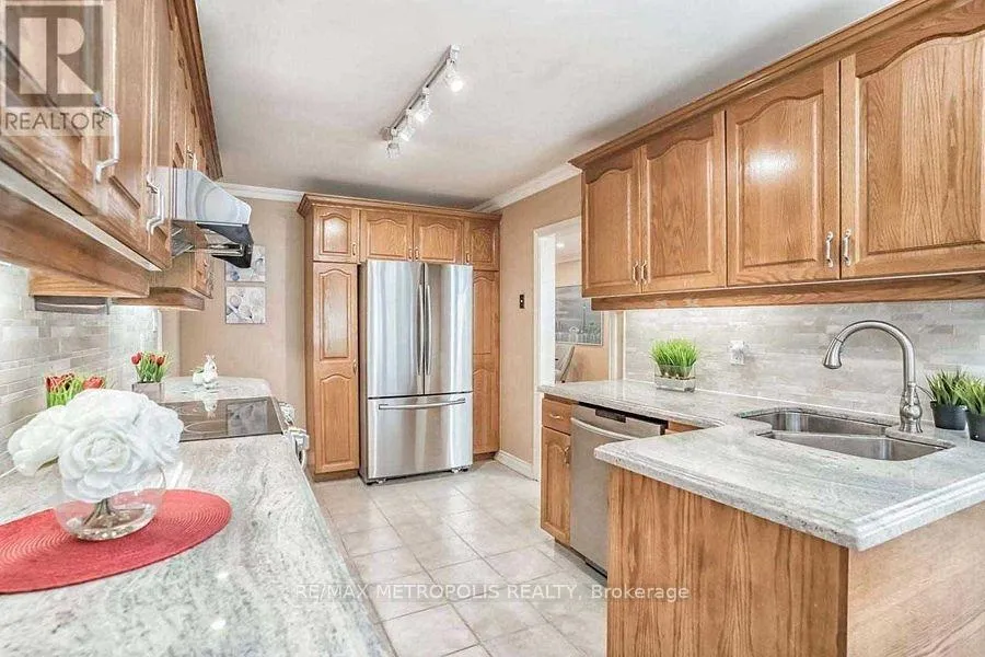 Photo 16 of 14 Strathroy Crescent, Markham, Markham Village — HOMEH
