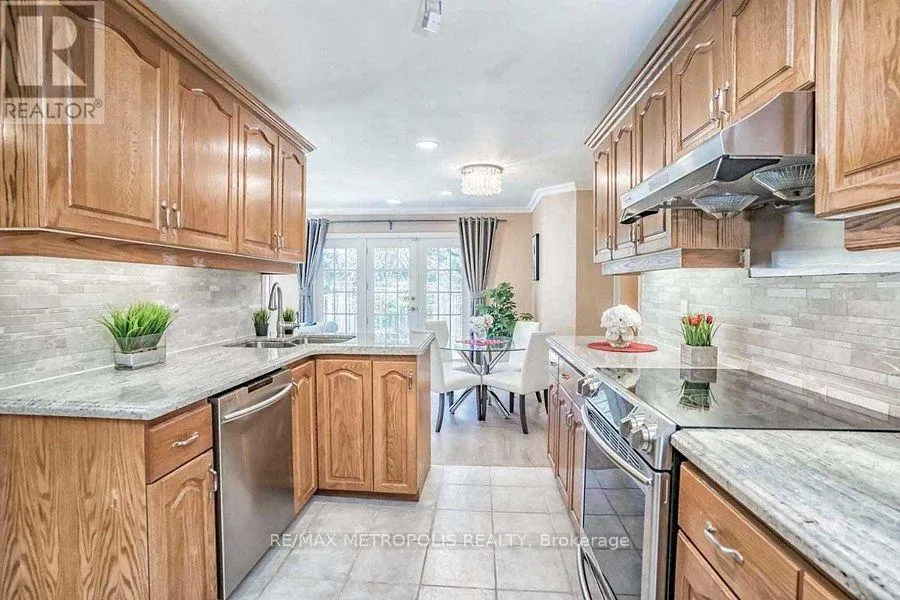 Photo 18 of 14 Strathroy Crescent, Markham, Markham Village — HOMEH