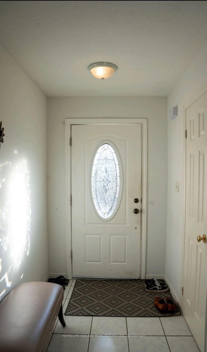 Photo 2 of 8 Mountain Laurel Crescent, Kitchener, Larentian West — HOMEH