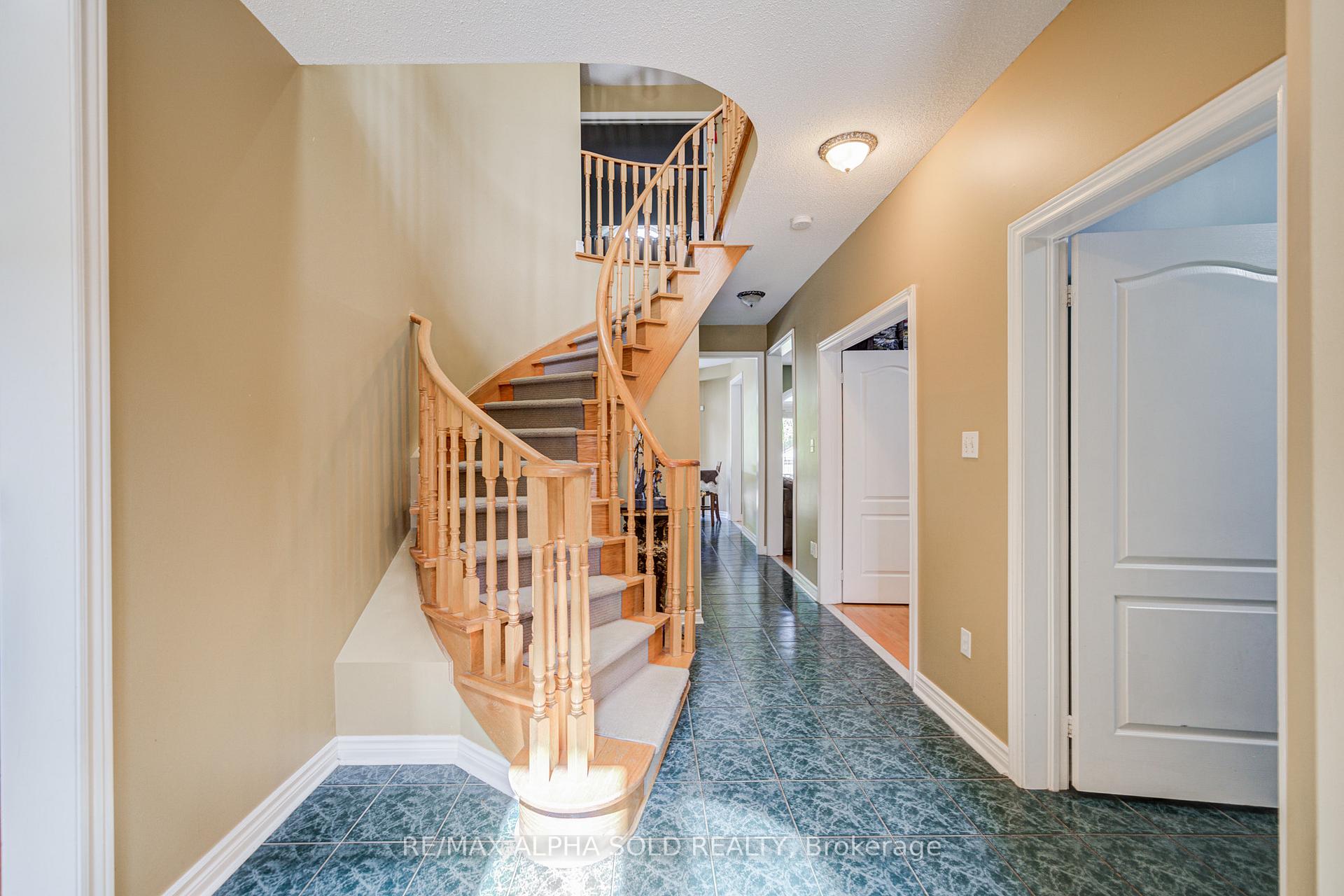 Photo 5 of 58 Walden Street, Markham, Middlefield — HOMEH