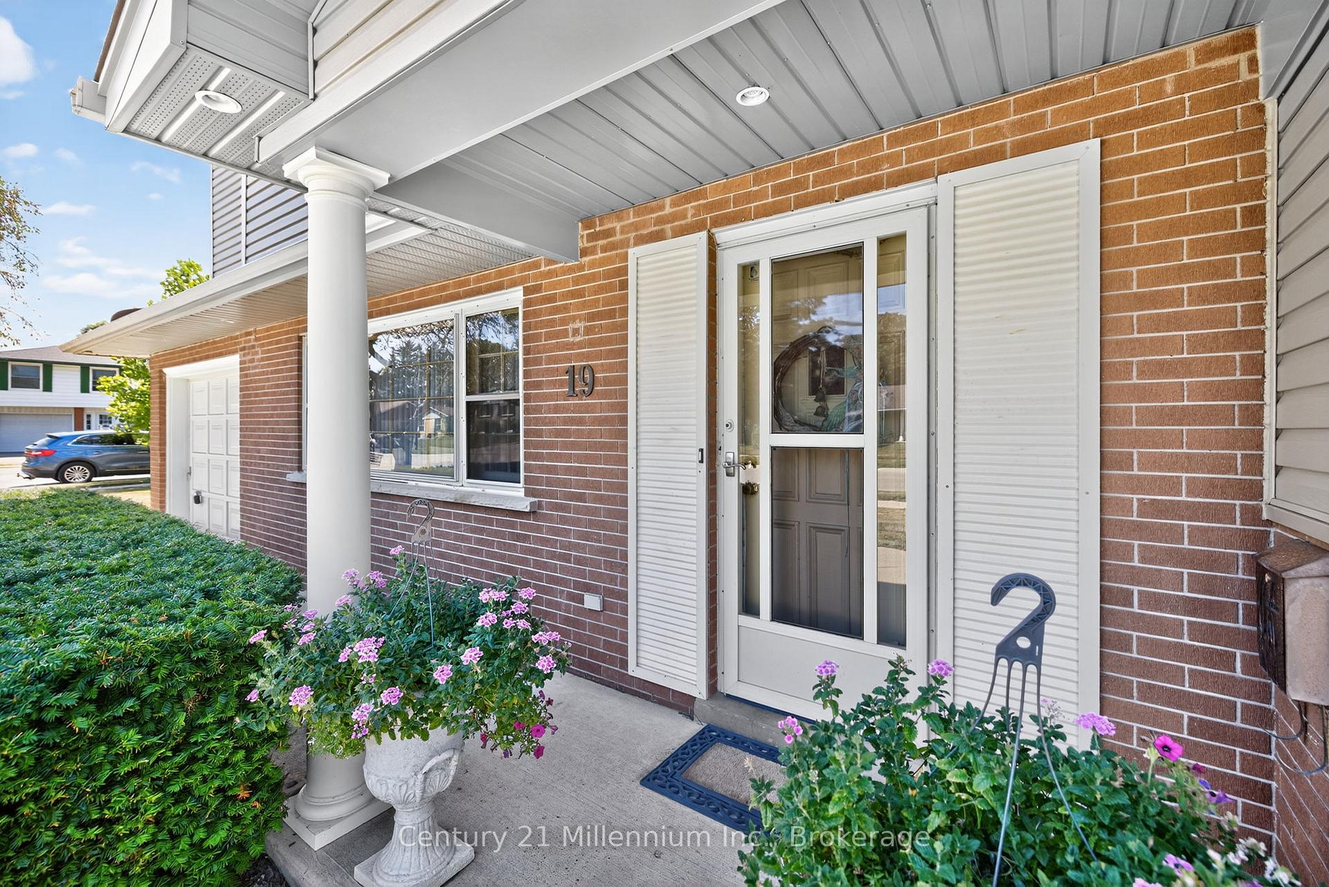 Photo 2 of 19 Crosby Drive, Kitchener — HOMEH
