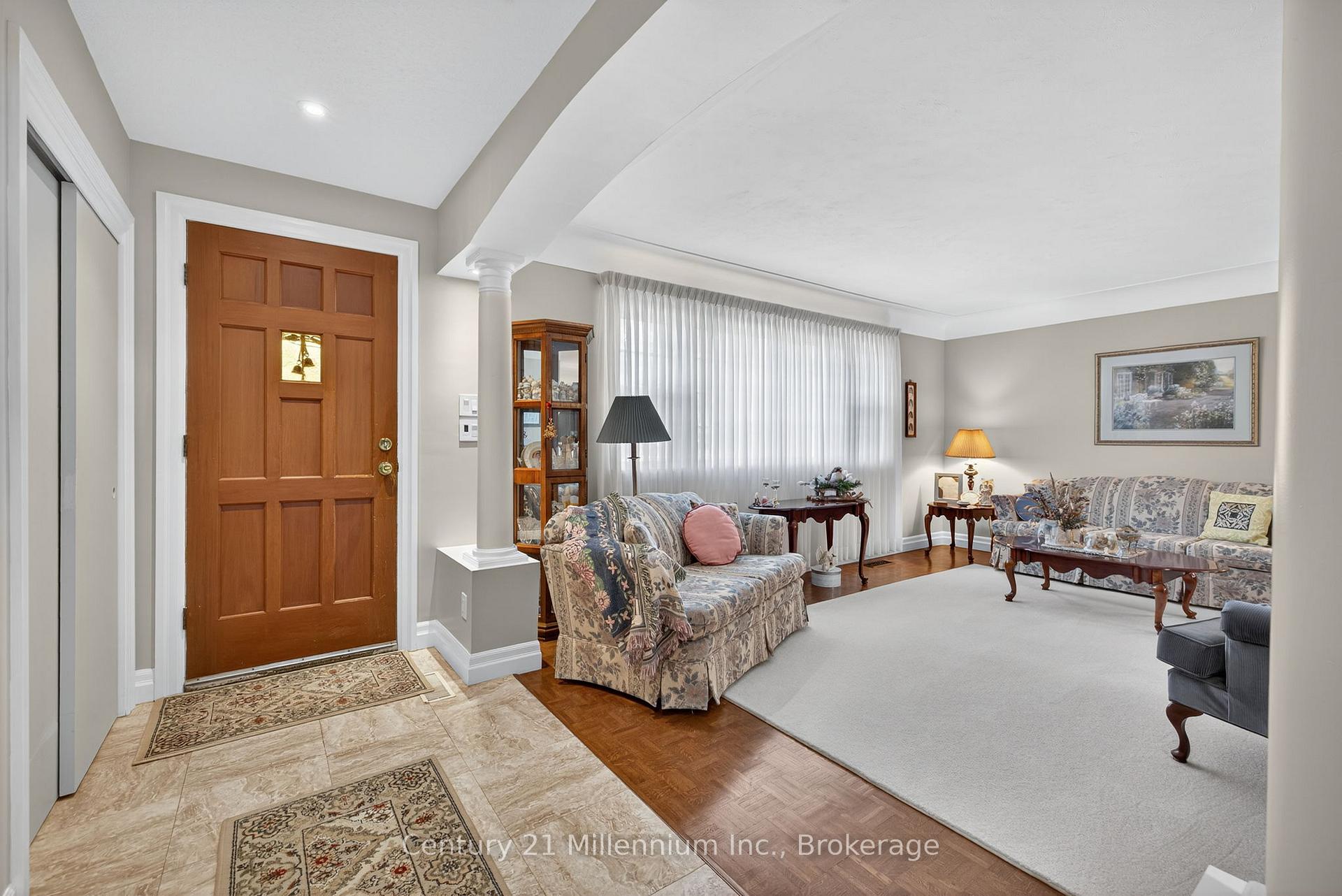 Photo 3 of 19 Crosby Drive, Kitchener — HOMEH