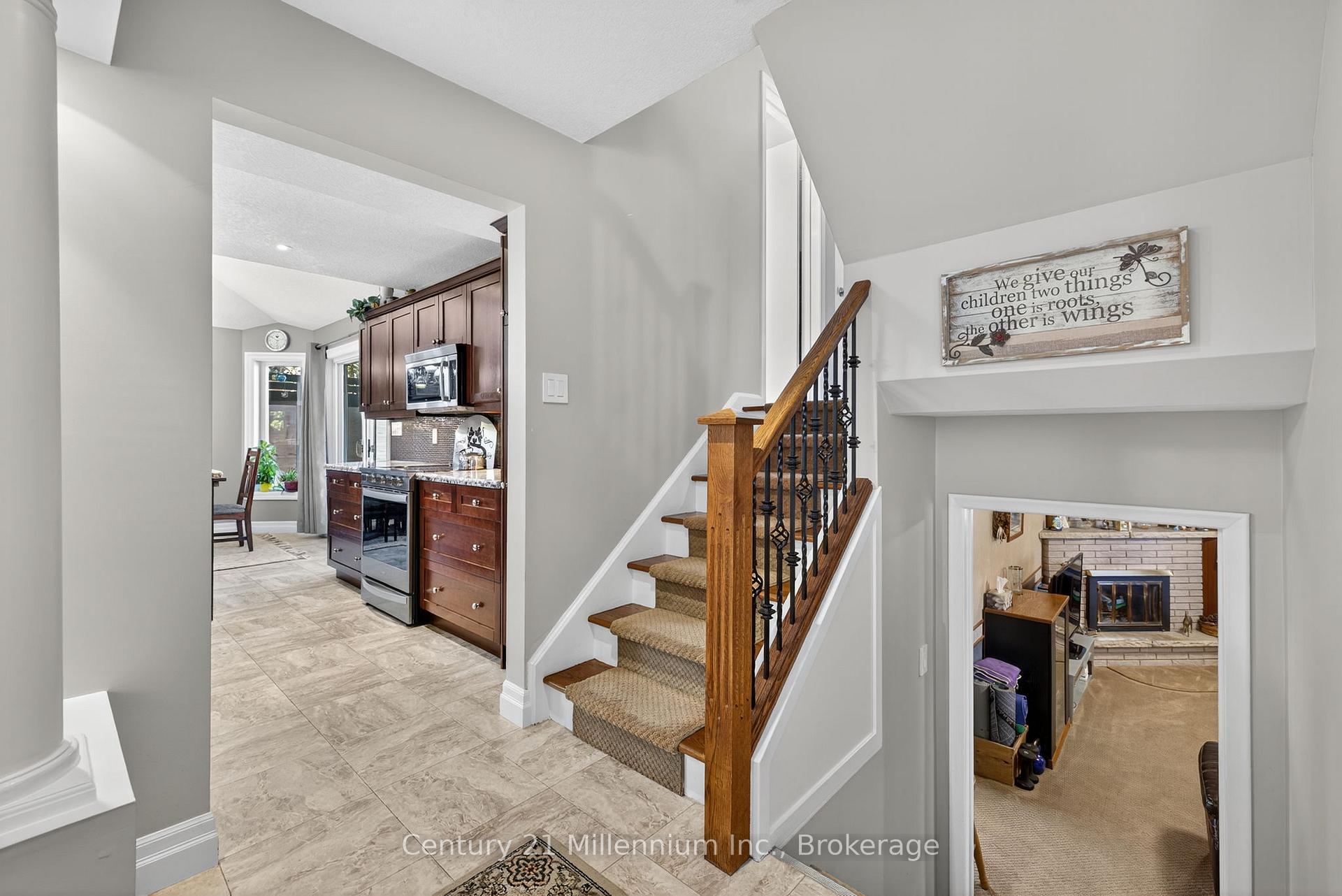 Photo 5 of 19 Crosby Drive, Kitchener — HOMEH