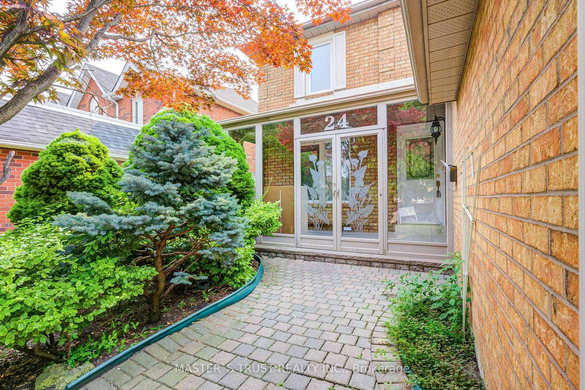 Photo 3 of 24 Queensgate Court, Markham, Unionville — HOMEH