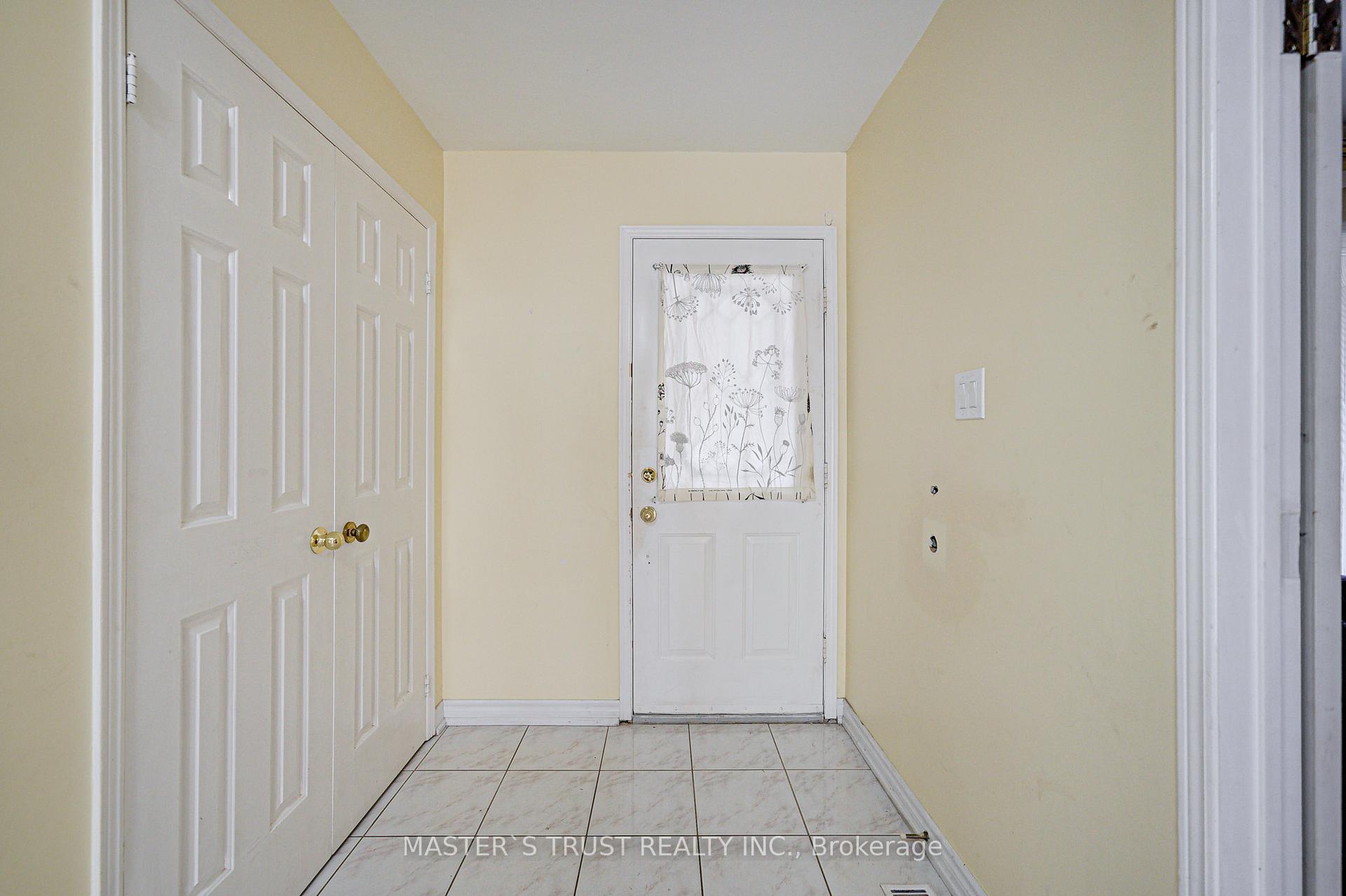 Photo 4 of 24 Queensgate Court, Markham, Unionville — HOMEH