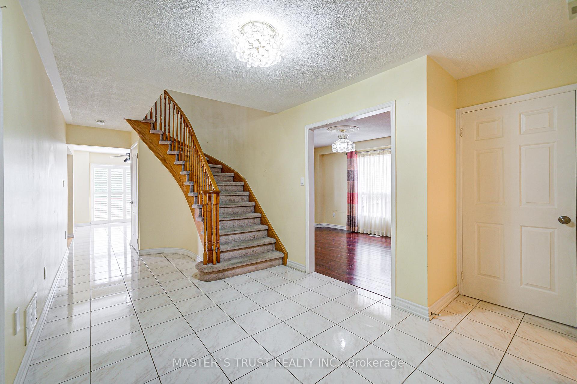 Photo 5 of 24 Queensgate Court, Markham, Unionville — HOMEH