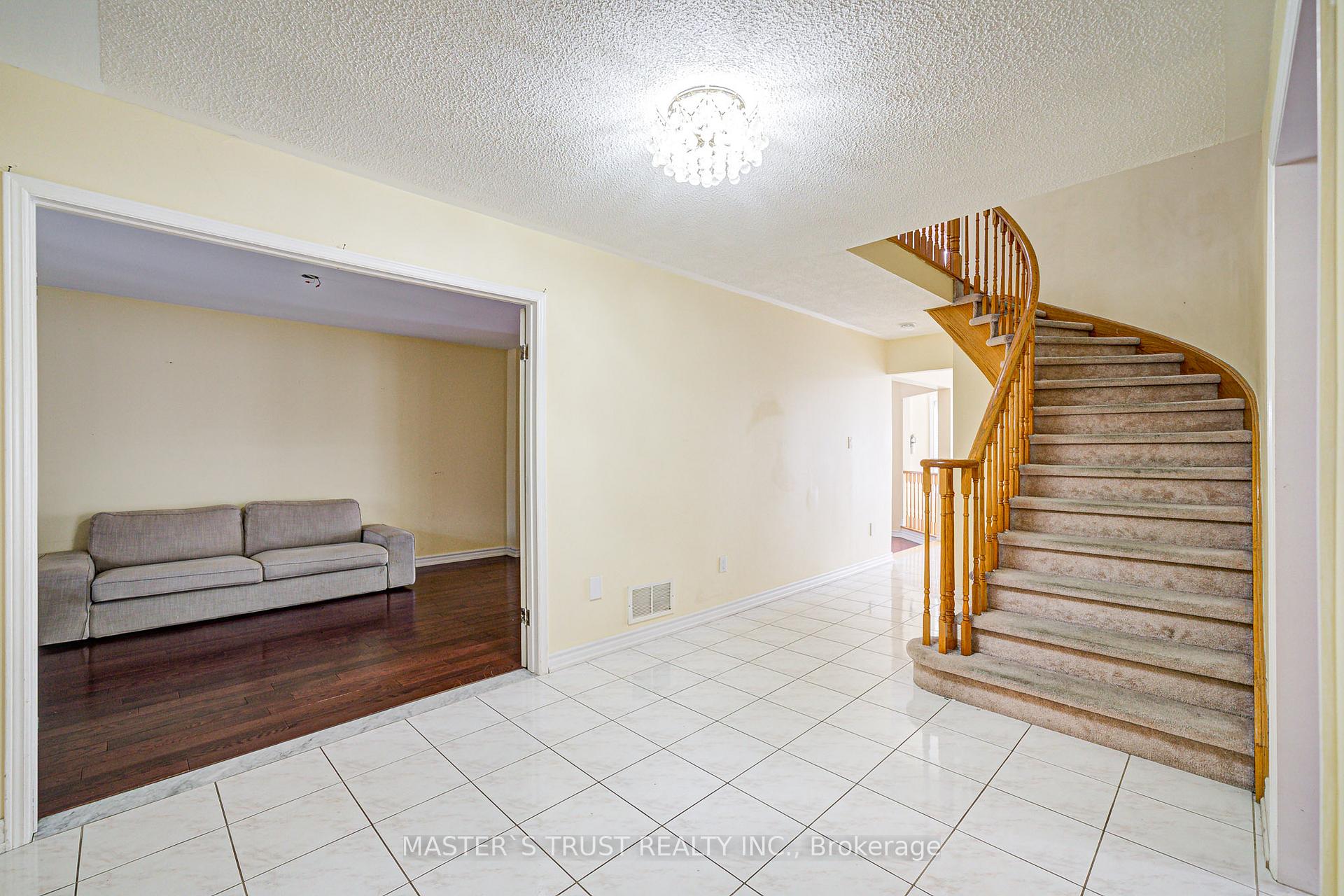 Photo 8 of 24 Queensgate Court, Markham, Unionville — HOMEH