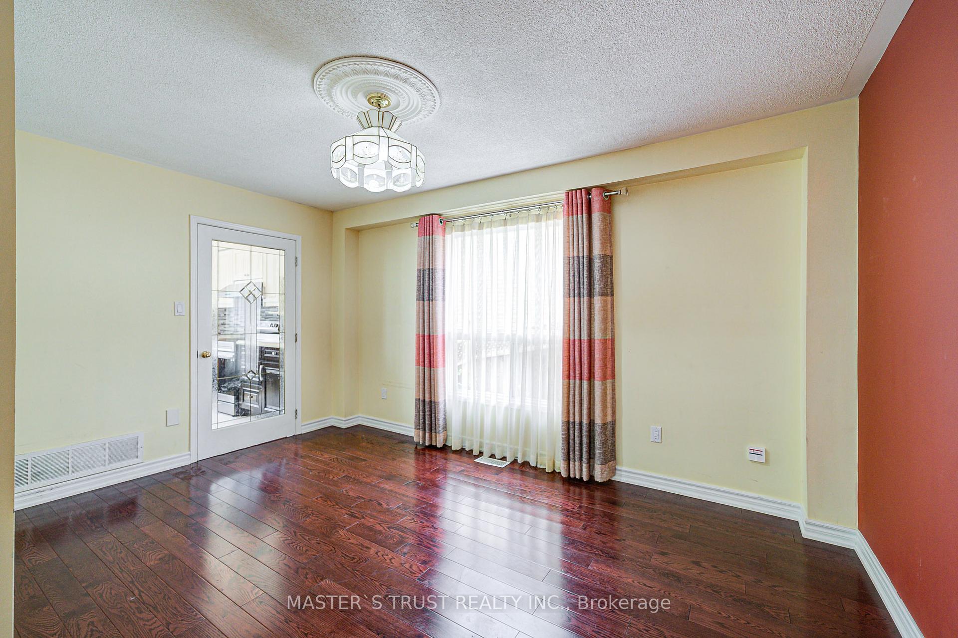 Photo 11 of 24 Queensgate Court, Markham, Unionville — HOMEH