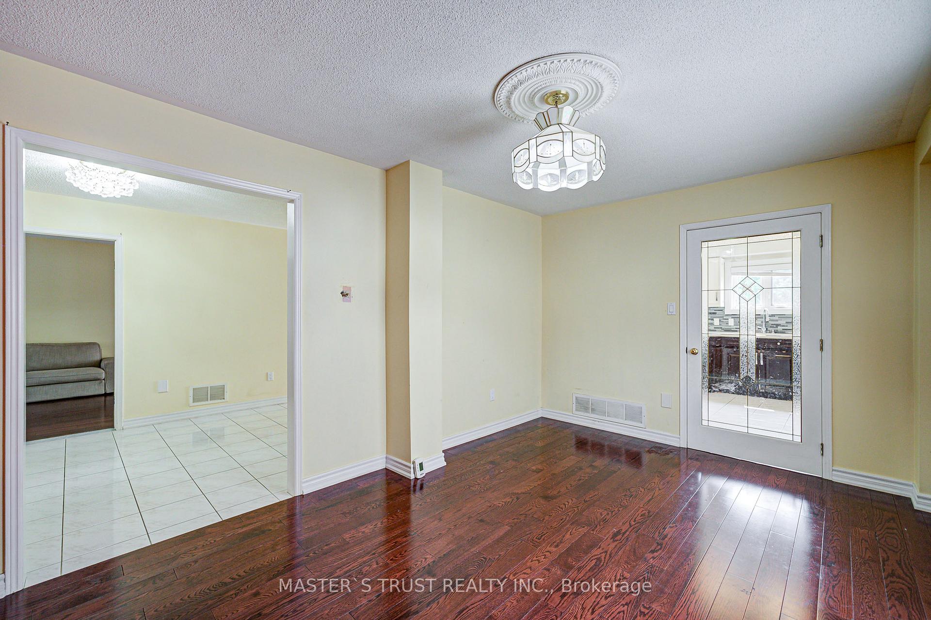 Photo 12 of 24 Queensgate Court, Markham, Unionville — HOMEH