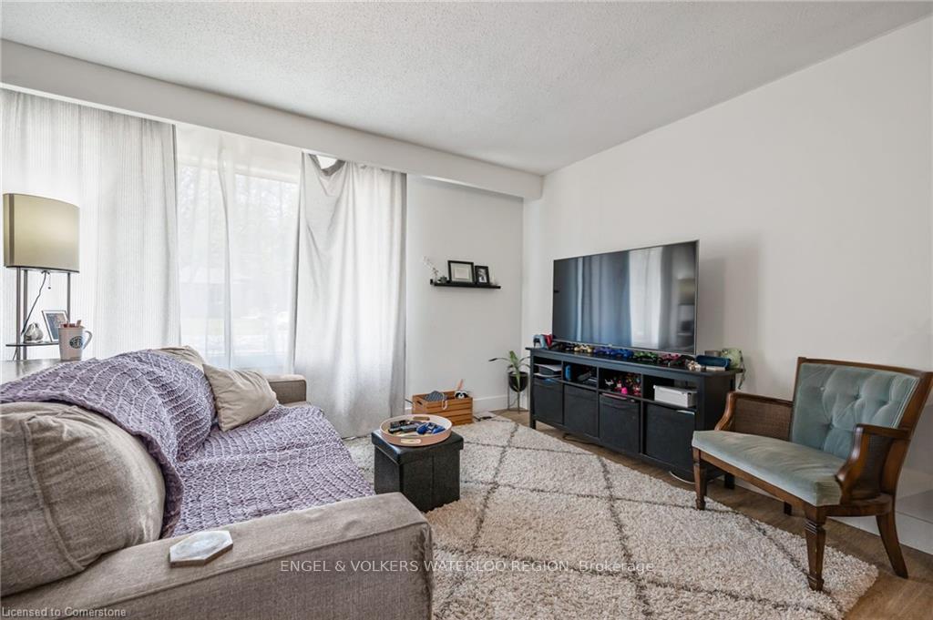 Photo 8 of 113 Martinglen Crescent, Kitchener, Country Hills — HOMEH