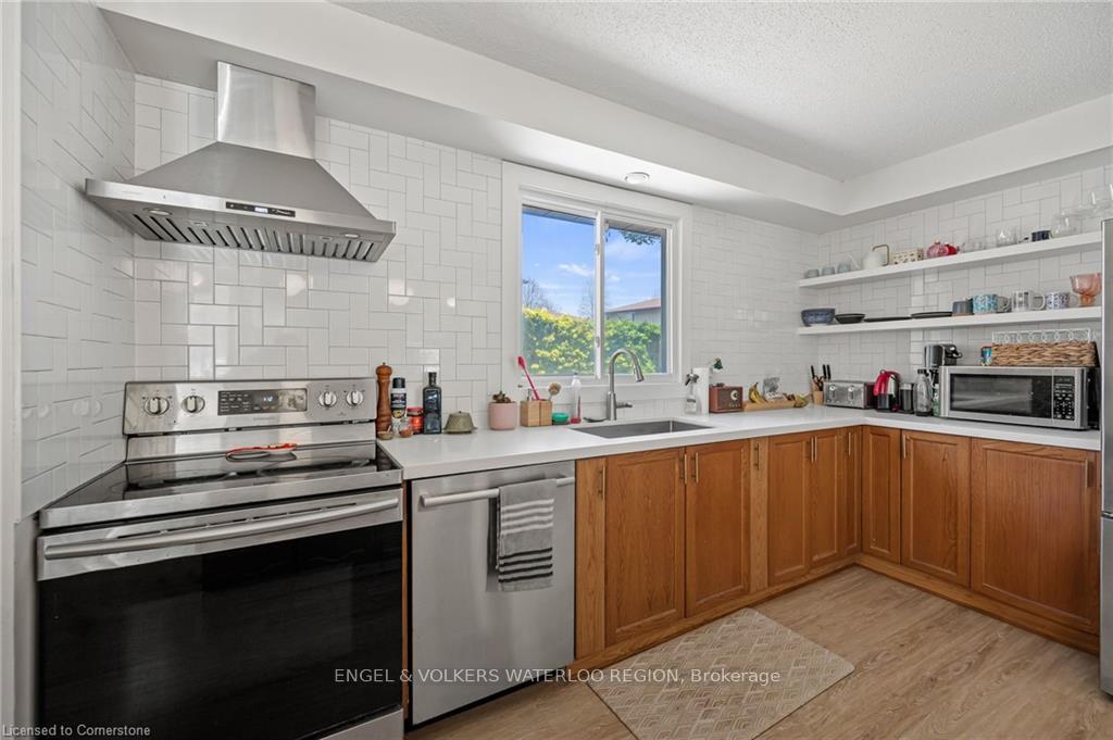 Photo 12 of 113 Martinglen Crescent, Kitchener, Country Hills — HOMEH