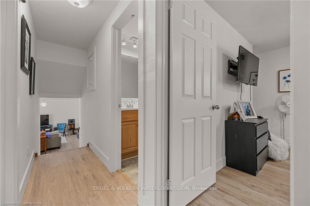 Photo 15 of 113 Martinglen Crescent, Kitchener, Country Hills — HOMEH