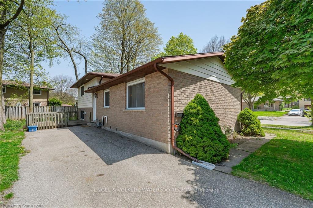 Photo 22 of 113 Martinglen Crescent, Kitchener, Country Hills — HOMEH