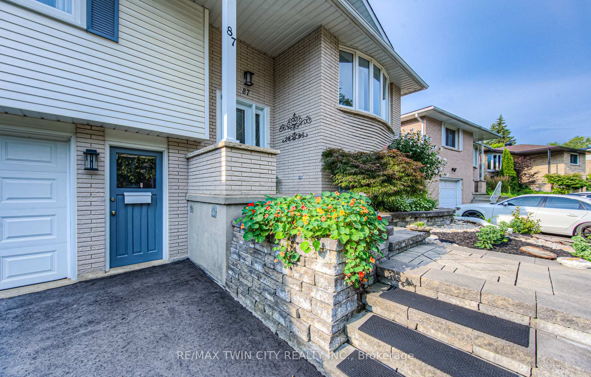 Photo 2 of 87 Radcliffe Drive, Kitchener — HOMEH