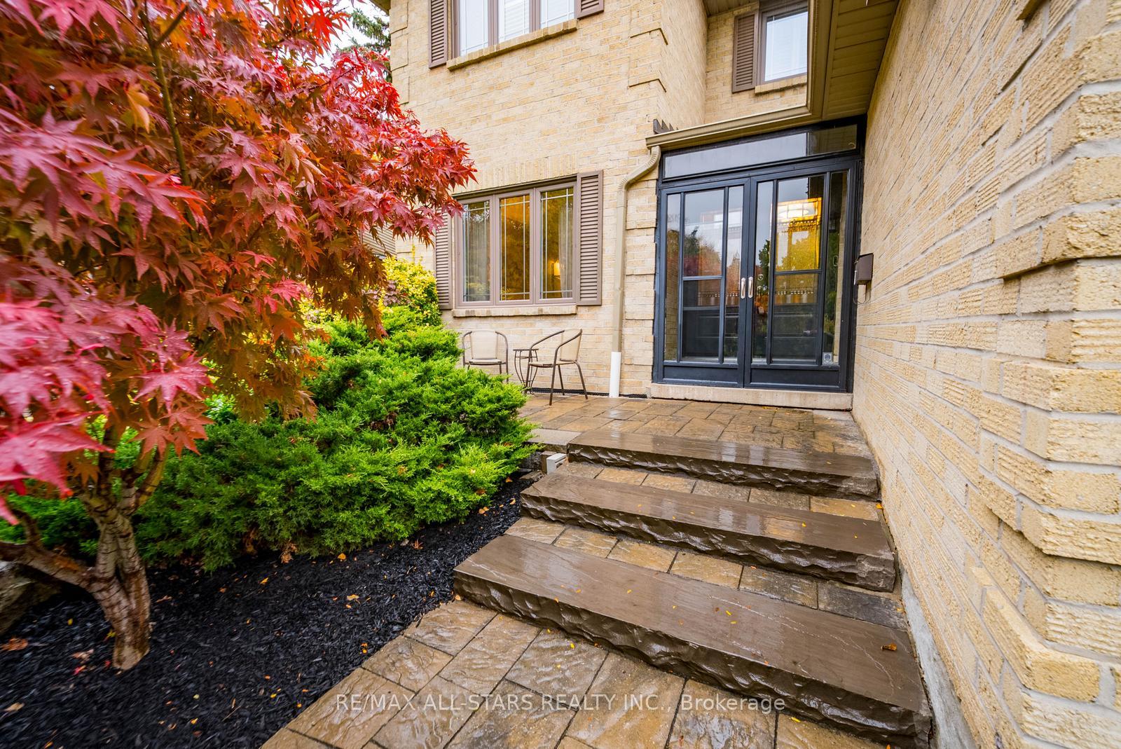 Photo 4 of 15 Sawyer Crescent, Markham, Markham Village — HOMEH