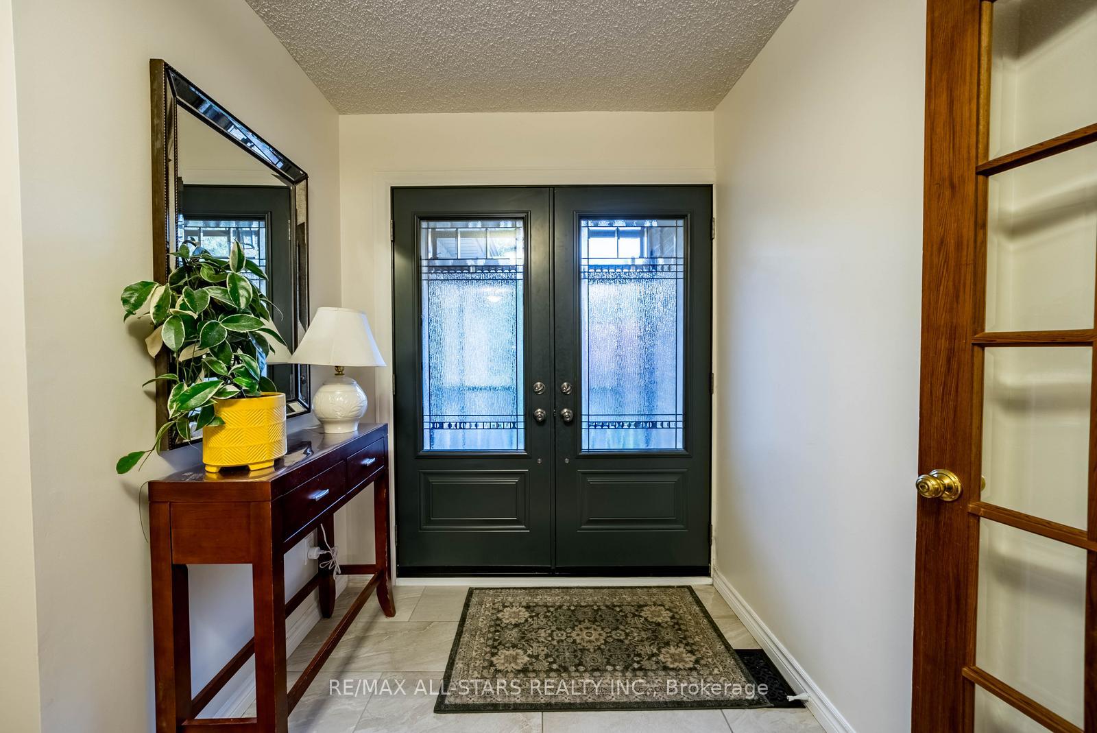 Photo 5 of 15 Sawyer Crescent, Markham, Markham Village — HOMEH