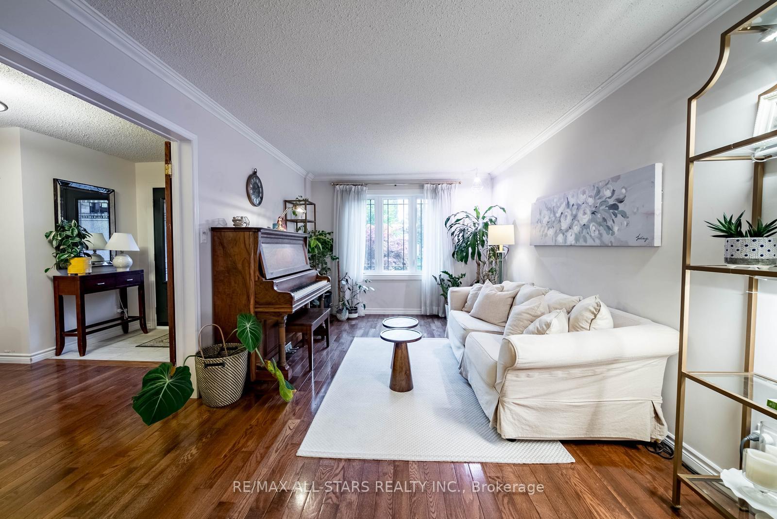 Photo 8 of 15 Sawyer Crescent, Markham, Markham Village — HOMEH