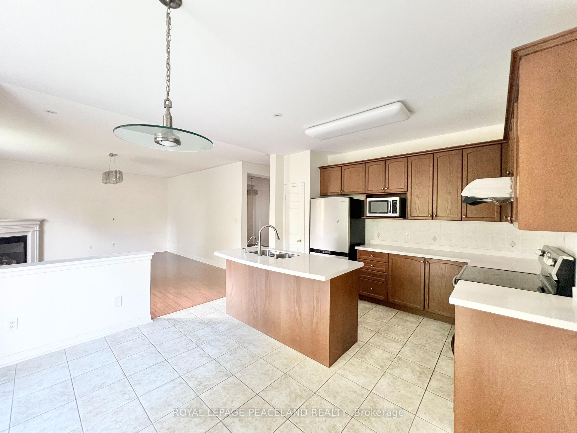 Photo 9 of 73 Castleglen Boulevard, Markham, Berczy — HOMEH